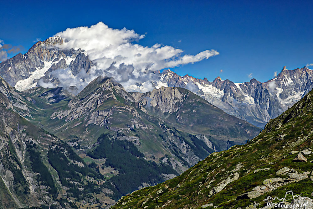 Vertiente Sur del Macizo del Mont Blanc desde una aérea senda que partiendo de las cercanías de la Thuile (45.716808, 6.959633) sube hasta el refugio Deffeyes, Alpes, Italia