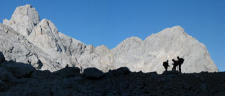 Panorámica de Torre Cerredo (izquierda) y Pico de Cabrones (derecha) desde el collado que separa la zona de la Horcada Arenera del Jou 
        de Cerredo. Macizo Central de Picos de Europa. 