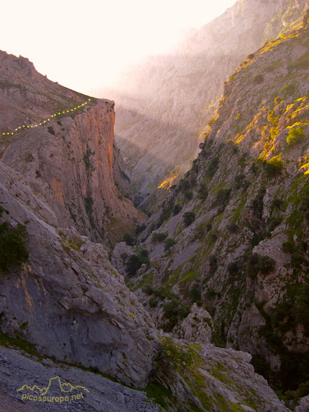 Foto: La ruta del Cares a su paso por el alto de Los Collaos, el punto ms alto de la ruta, Picos de Europa.