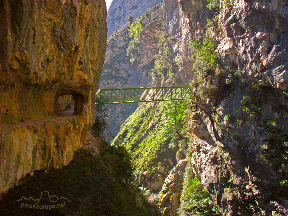 Foto: Uno de los puentes en la ruta del Desfiladero del ro Cares, Picos de Europa.