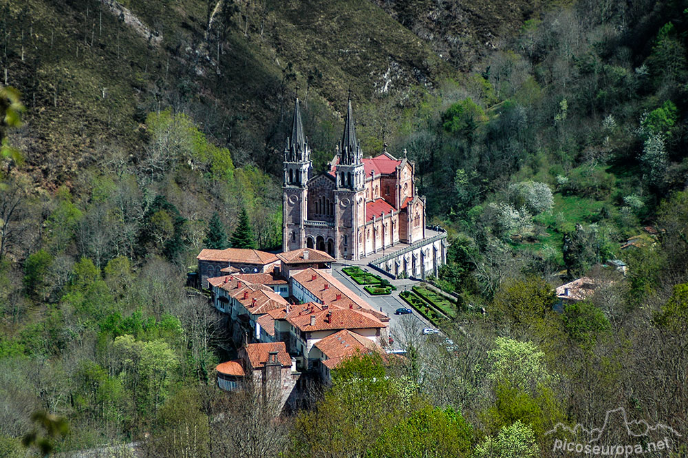Santuario de Covadonga desde la subida a la Majada de Peñalba por el GR-105 que va hacia Cangas de Onis