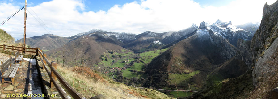 Foto: El pueblo de Barago desde el Mirador del tunel de Dobres, La Liebana, Cantabria