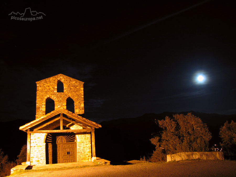 Foto: Imagen nocturna de la Ermita de San Miguel, Monasterio de Santo Toribio de Liebana, La Liebana, Cantabria