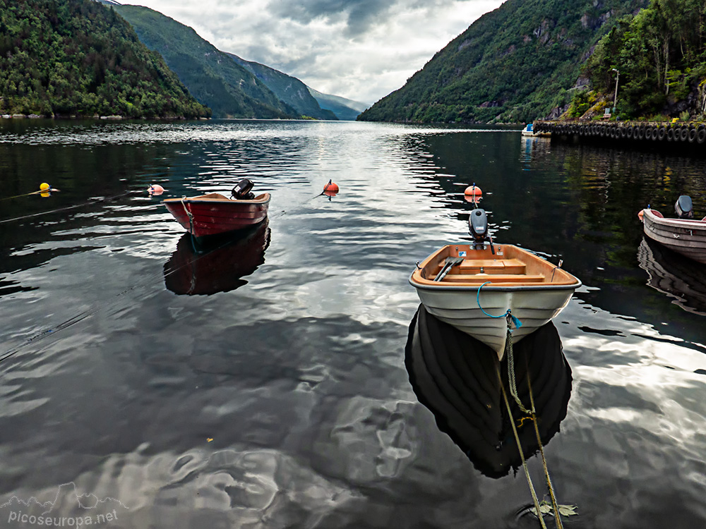 Lago en las cercanías del pueblo de Granvin en Noruega, situado en Granvinsfjorden (una ramificación del Fiordo de Hardanger).
