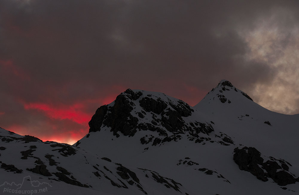 Puesta de sol tras el Pico Tesorero, Macizo Central de Picos de Europa