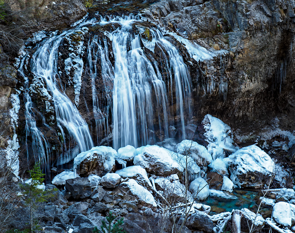 Foto: Cascada de Arripas en invierno, la primera que encontraremos