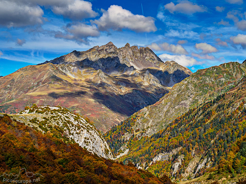 Los Picos Le Lurien y Arrious desde la carretera D934 que une el Puerto del Portalet con la población de Laruns. Pirineos, Francia.