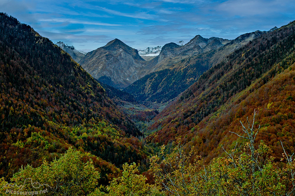 Foto: El valle que sube del pueblos de Es Bordes a la Artiga de Lin, Vall d'Aran, Pirineos, Catalunya.
