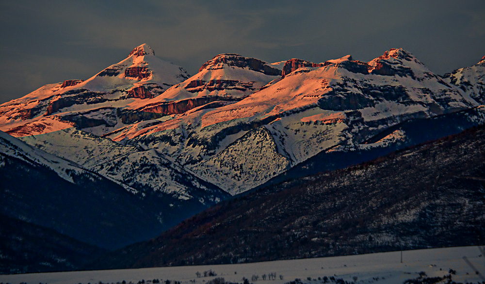 Foto: Ultimas luces del día sobre el Pico Collarada, Pirineos de Huesca.