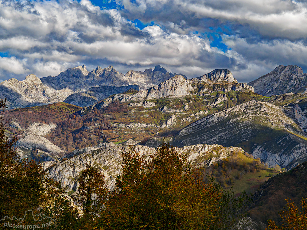 Foto: Macizo Occidental de Picos de Europa desde Collada Llomena en el Parque Natural de Ponga, Asturias.