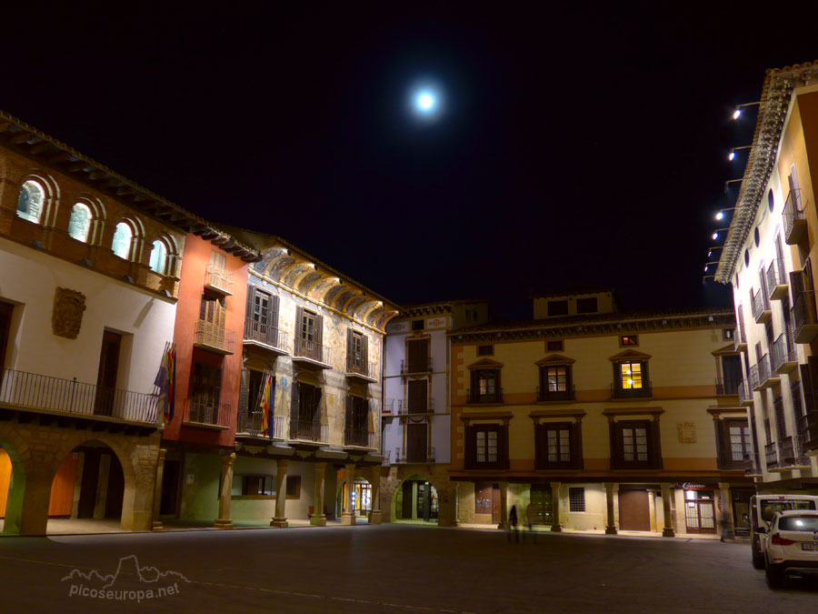 Plaza Mayor de Graus en una noche de luna llena, La Ribagorza, Pre Pirineos de Huesca