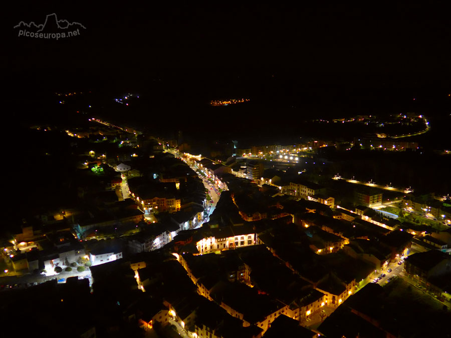 Vista nocturna de Graus desde el mirador situado sobre la poblacion, Ribagorza, Pre Pirineos de Huesca, Aragon