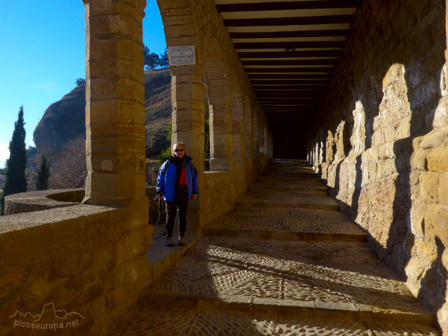 Entrada al complejo de la Basílica de Nuestra Señora de la Peña, Graus, Ribagorza, Pre Pirineos de Huesca, Aragon