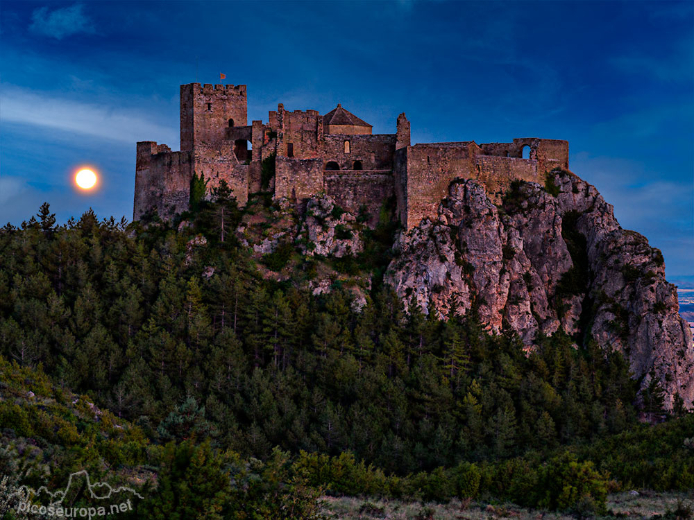 Una noche de luna llena en el Castillo de Loarre, Huesca, Aragón.