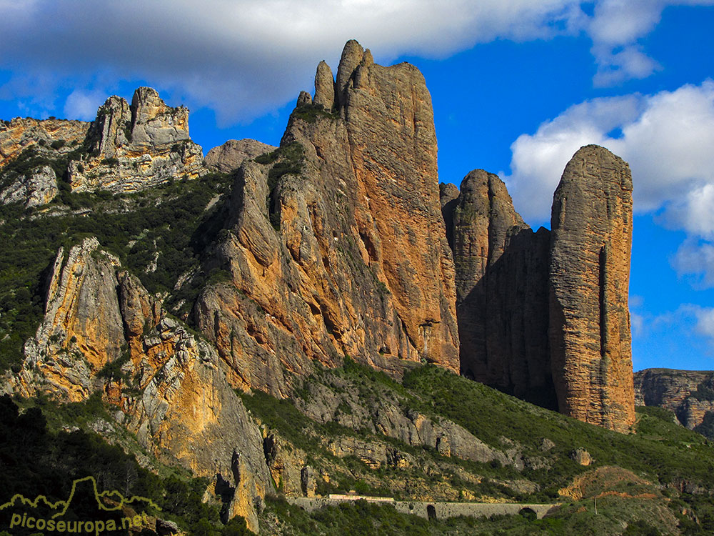 Riglos paraiso de la escalada y un paisaje único, Pre Pirineos de Huesca, Aragón, España.