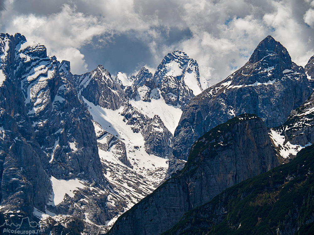Foto: Al fondo cumbre del Antelao, a su derecha y más próximo Corno de Dodge, Dolomitas, Italia.