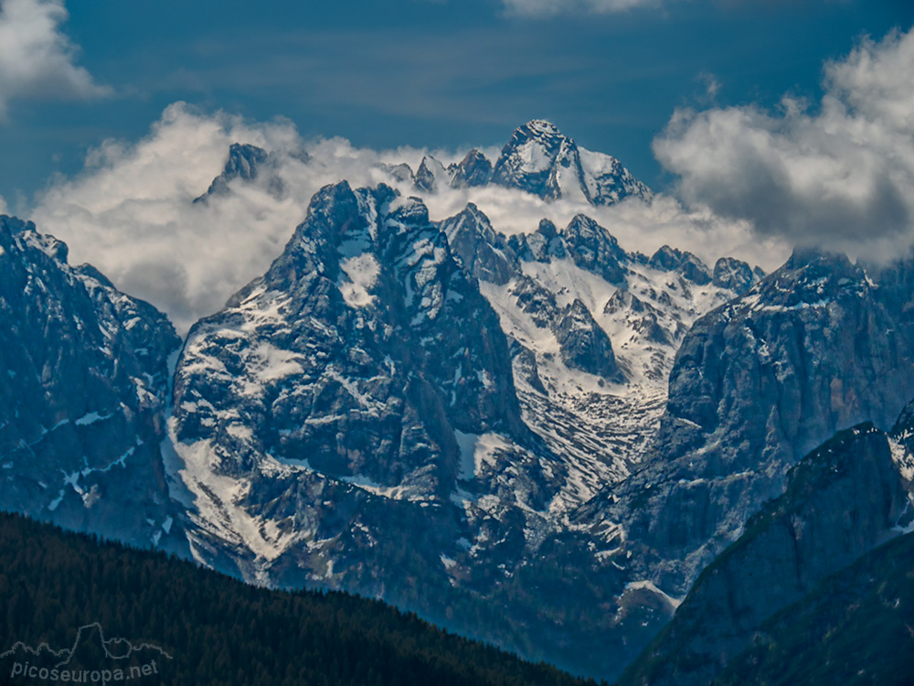 Foto: Pico Antelao desde la ruta de subida al Monte Piana, Dolomitas, Italia.