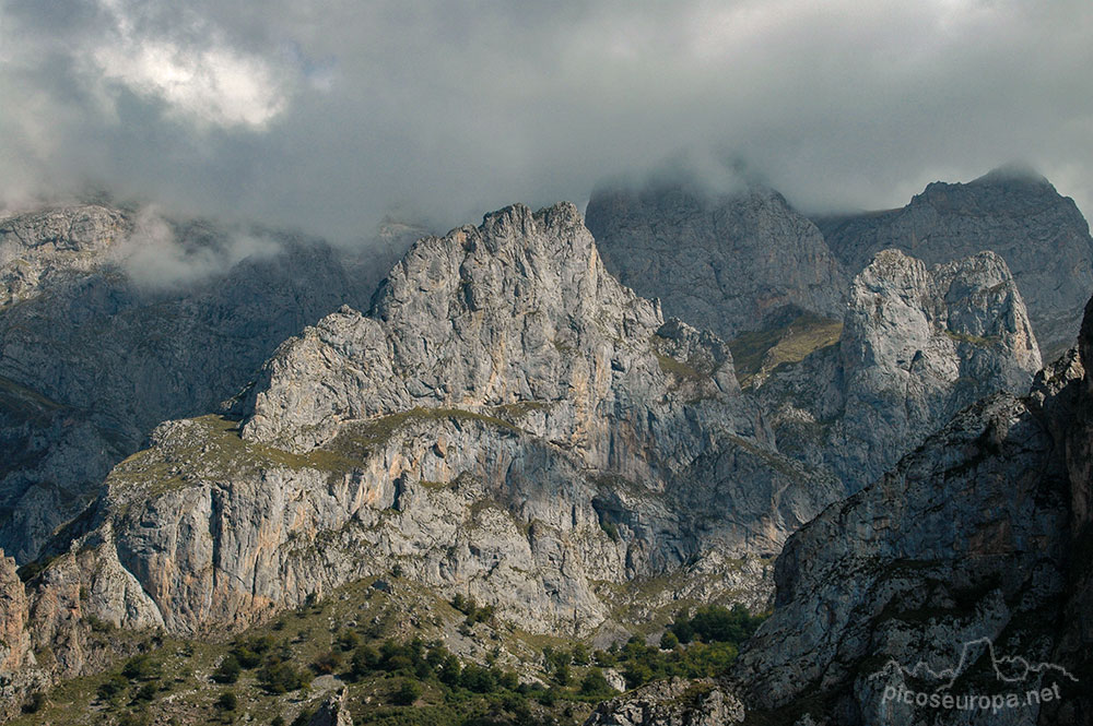El paisaje que rodea la ferrata de Valdeón en el mismo corazón de los Picos de Europa, León, España