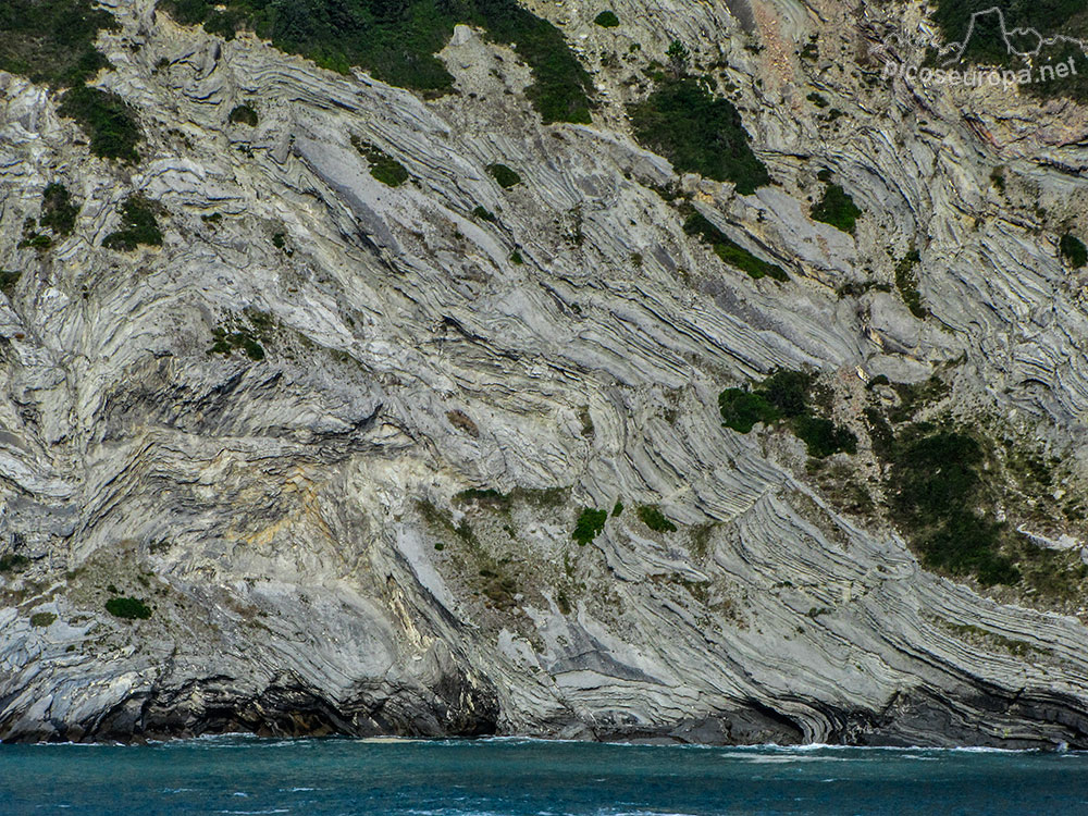 Foto: Formaciones de roca en los acantilados que cierran la Baha de Plentzia, Bizkaia, Pais Vasco.