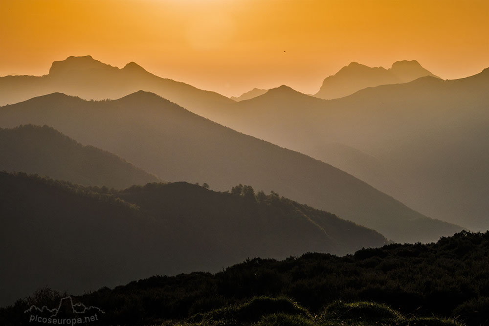 Picos de Europa y Cordillera Cantábrica desde los Altos de Valdeón, León, España