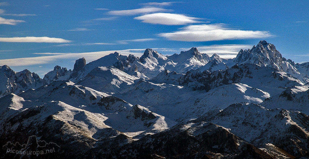 El Pico Albo desde la cumbre del Monfrechu, Picos de Europa