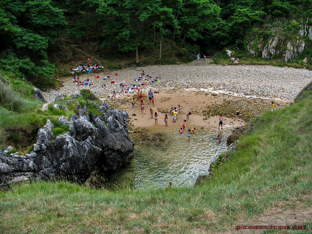 Foto: Playa de Cobijeru cerca del pueblo de Buelna, Asturias