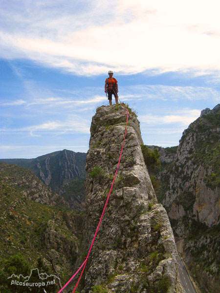 Cresta de la Cruz, escalada en Olvena, Somontano, Pre Pirineos de Huesca, Aragon