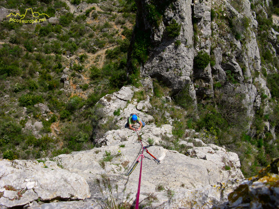 Cresta de la Cruz, escalada en Olvena, Somontano, Pre Pirineos de Huesca, Aragon