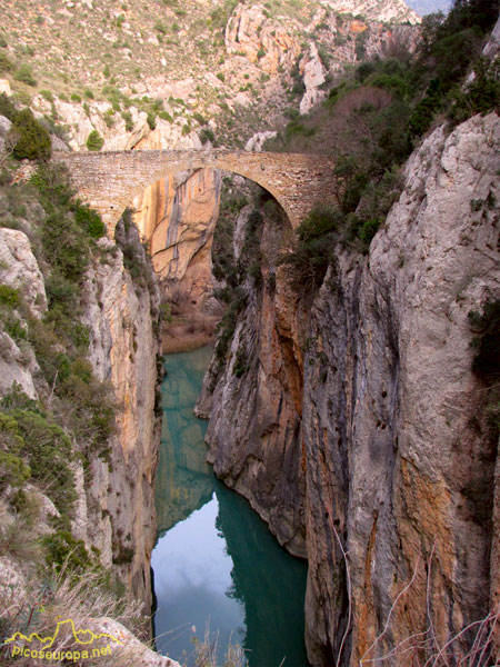 Desfiladero de Olvena y puente romanico, Somontano, Pre Pirineos de Huesca, Aragon