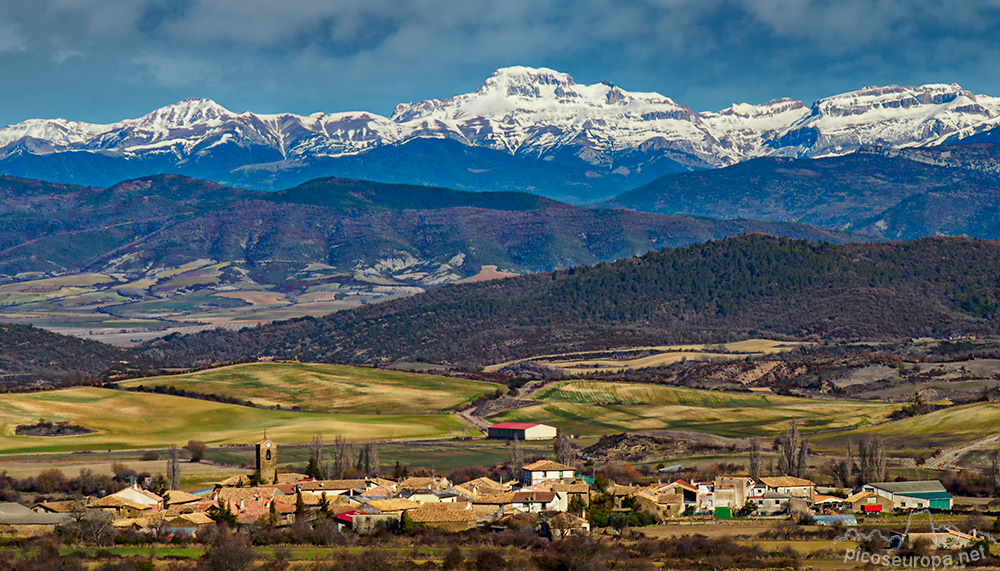 El pico Bisaurin, abajo el pueblo de Bailo desde el Puerto de Santa Barbara, carretera A-132 de Pamplona a Huesca.