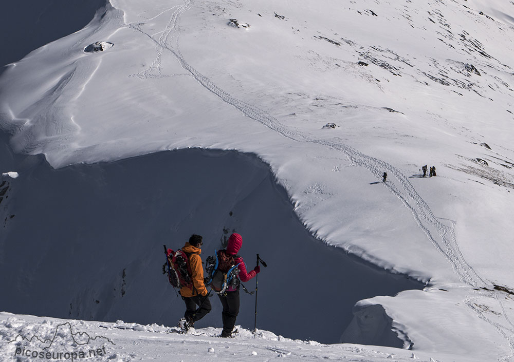 Las impresionantes formas de la nieve en la subida al Pico Coriscao desde el collado de Llesba.