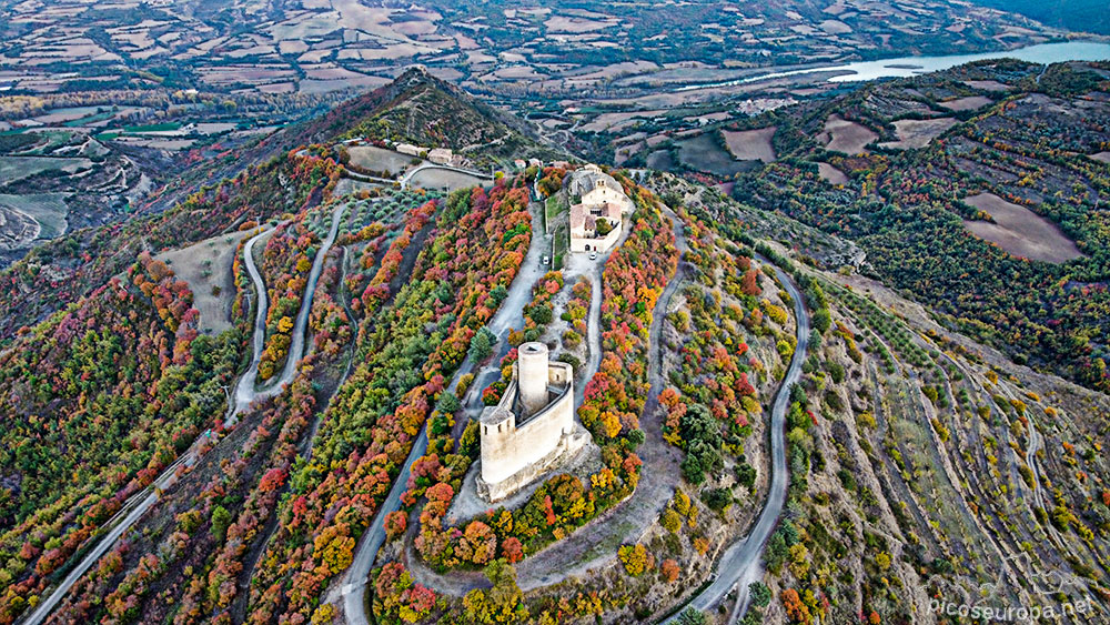 Foto: Castell de Mur es un conjunto de pequeño monasterio y castillo situados sobre una montaña en las inmediaciones del Congost de Terradets y de su embalse que se ve en parte arriba a la derecha.