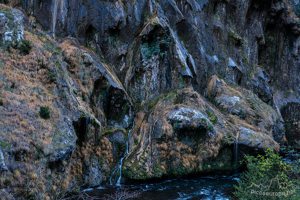 Las paredes del Desfiladero de Collegats en el río Noguera Pallaresa, Lleida, Catalunya. Un auténtico monumento natural, parece estilo Gaudi.